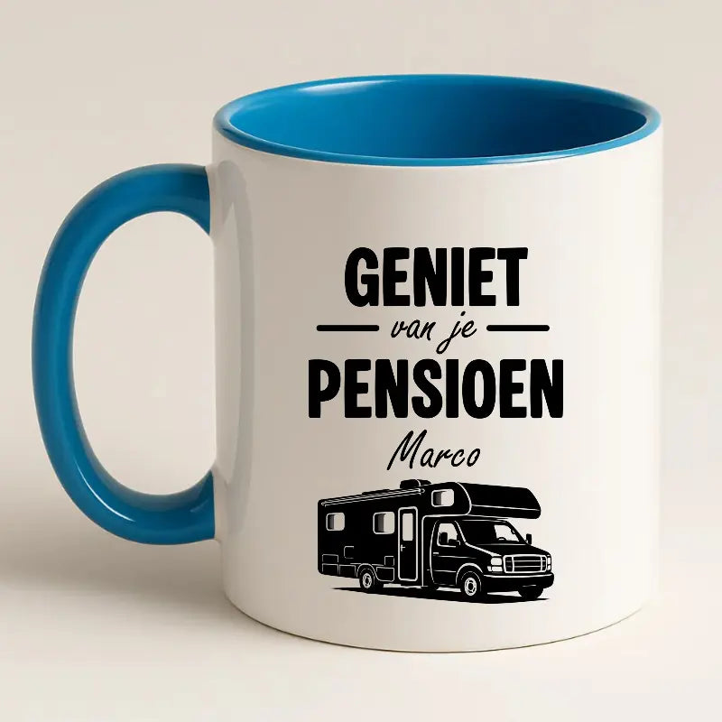 Geniet van je Pensioen – Mok met naam en Camper