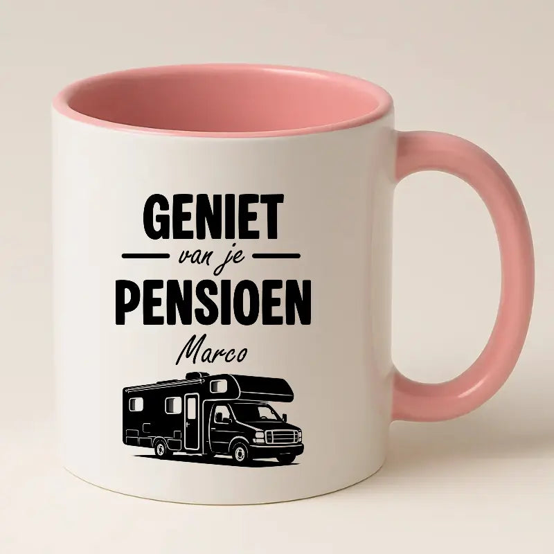 Geniet van je Pensioen – Mok met naam en Camper