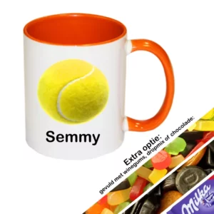 oranje tennis mok met naam gevuld met snoep