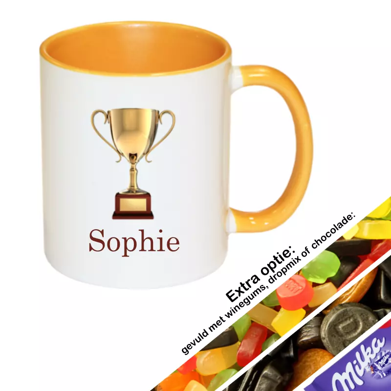 gele trofee mok met naam gevuld met snoep