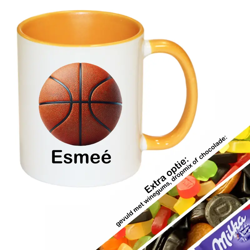 Gele basketbal mok met naam gevuld met snoep