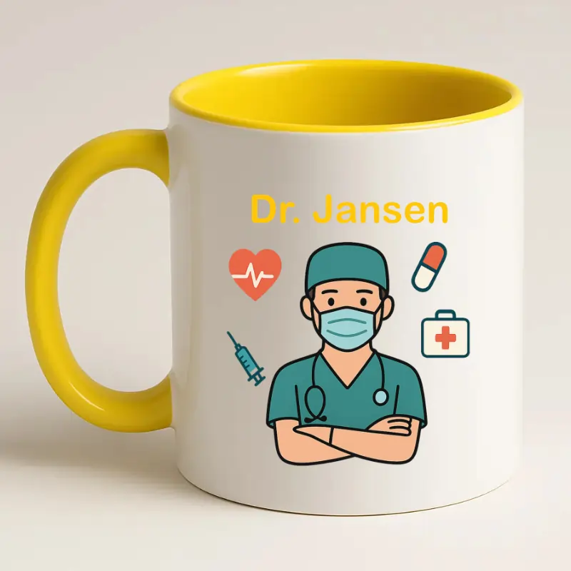 Arts mok met naam (geel) achterkant