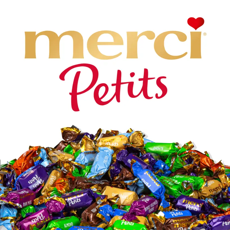 Mok gevuld met merci petits chocolade